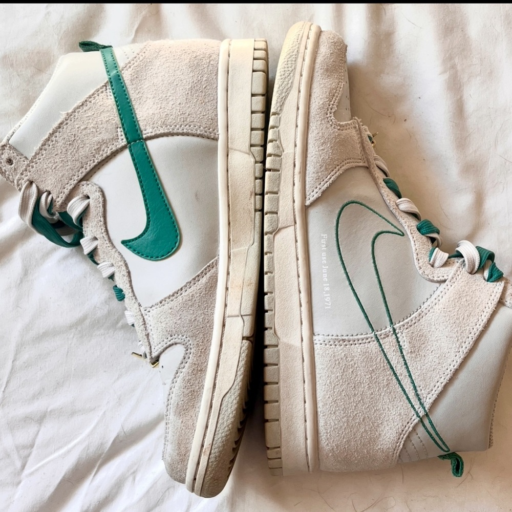 Nike Dunk High SE First Use Green Noise
sneaker in the Light Bone and Sail - Picture 4 of 6